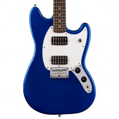 Guitarra elétrica azul com escudo branco e captações pretas