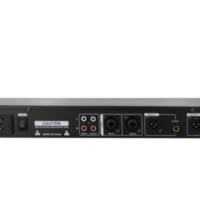 Vista traseira de equipamento eletrónico com várias portas de áudio