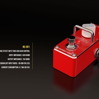 Pedal de efeito vermelho para guitarra com texto técnico, em fundo preto