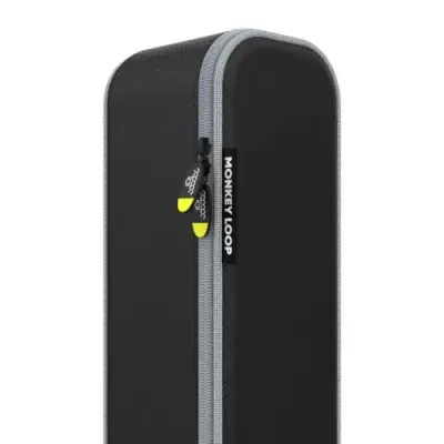 Estojo rígido preto com fecho de correr cinzento e etiqueta preta