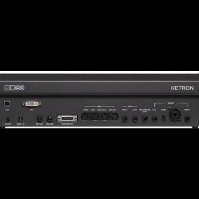 Parte traseira do equipamento áudio preto KETRON SD90 com diversas conexões