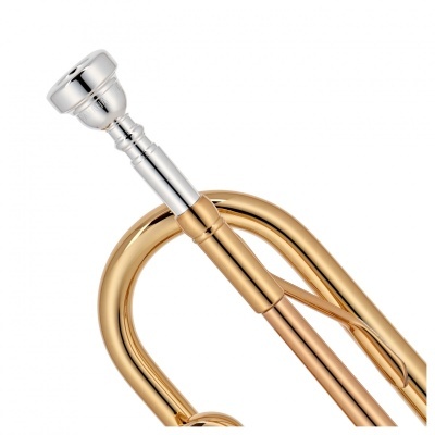 Trompete dourado com bocal prateado em fundo branco.