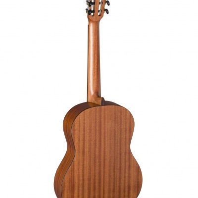 Guitarra clássica de madeira vista de costas sobre fundo branco