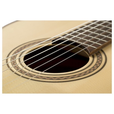 Guitarra acústica em madeira clara com cordas e roseta decorativa