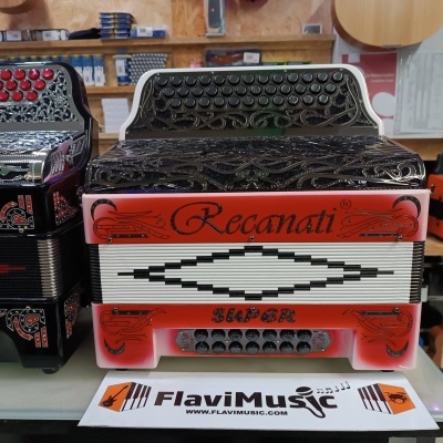 Acordeão Recanati em preto, vermelho e branco com botões e detalhes decorativos numa loja