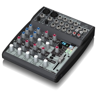 Mesa de mistura áudio Behringer XENYX 1002 preta e cinza com botões coloridos.