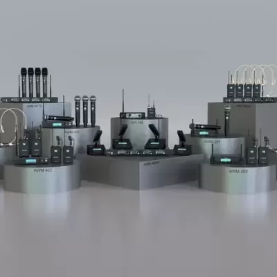 Microfones sem fio pretos em suportes metálicos prateados com etiquetas.