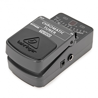 Pedal afinador cromático Behringer TU300 preto com etiquetas brancas e tomadas de áudio