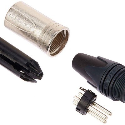 Conector elétrico circular metálico e plástico desmontado