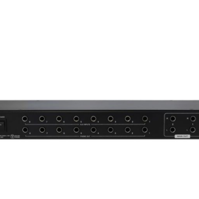 Aparelho eletrônico preto retangular com múltiplas entradas jack e etiquetas MAIN OUT e MAIN IN.