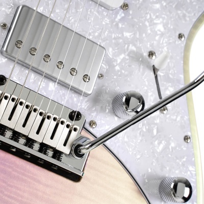 Close-up de guitarra elétrica com corpo claro e pickguard branco marmoreado