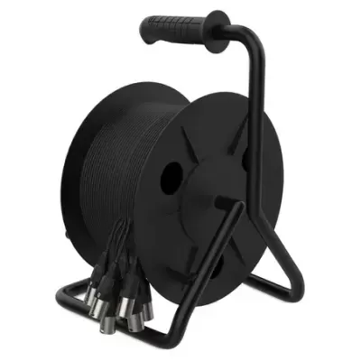 Bobina preta com cabo de áudio e conectores XLR com suporte preto.