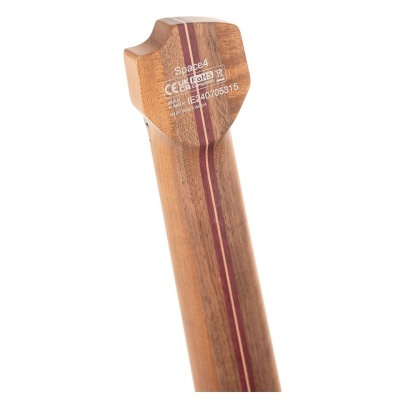 Braço de madeira com veios e texto branco visível