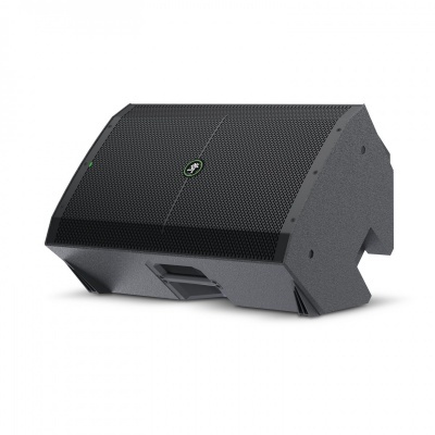 Coluna de som preta trapezoidal com grelha frontal metálica