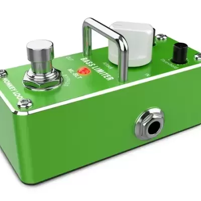 Pedal de efeito para baixo verde com botões e texto visível