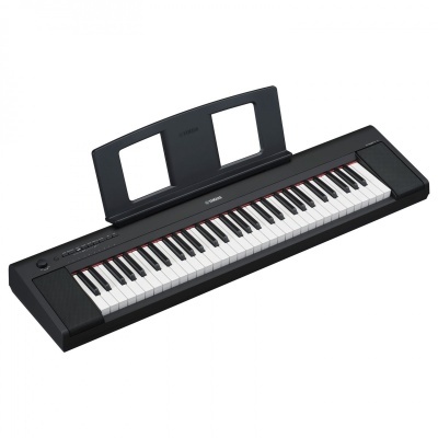 Piano digital preto Yamaha com 61 teclas e suporte para partituras