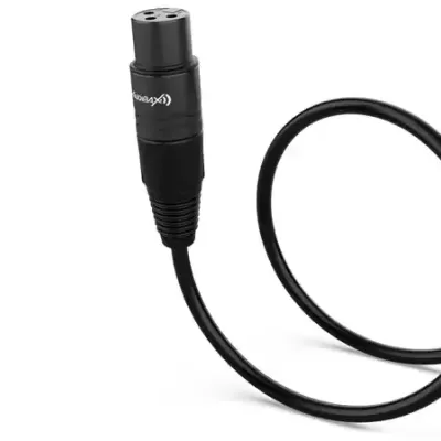 Cabo XLR preto com conector e texto xEason em fundo branco