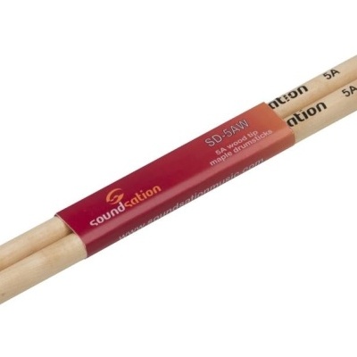 Par de baquetas de madeira com etiqueta vermelha da marca soundcation