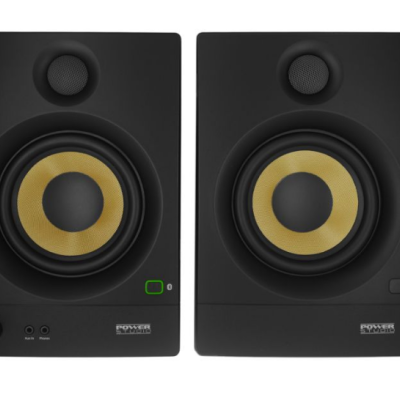 Par de colunas acústicas pretas com cones amarelos e detalhes em baixo relevo