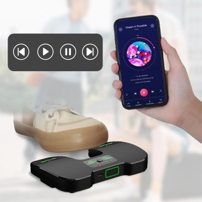 Balança digital preta com pé em ténis branco e smartphone a mostrar aplicação de música
