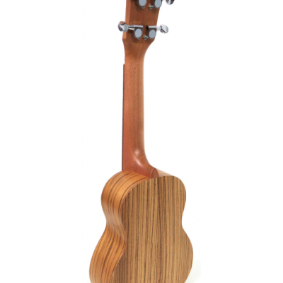 Ukulele de madeira visto de trás com padrão riscado e etiqueta MADE IN CHINA