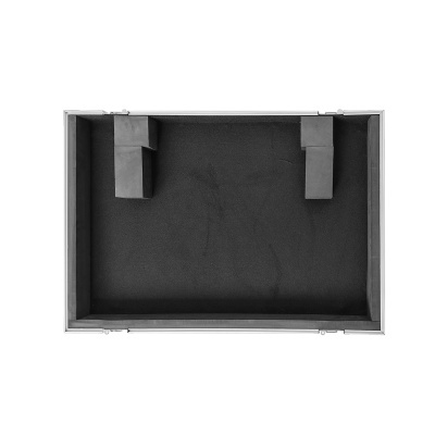 Estojo retangular com interior acolchoado em espuma preta e estrutura metálica prateada