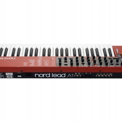 Teclado sintetizador Nord Lead A1 vermelho com teclas e botões