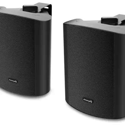 Dupla de colunas de áudio pretas com suporte e grelha perfurada