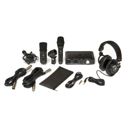 Equipamento de áudio com dois microfones, interface de áudio, auscultadores e cabos sobre fundo branco