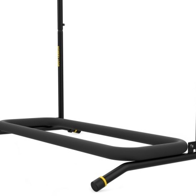 Estrutura metálica preta para exercício com detalhes amarelos