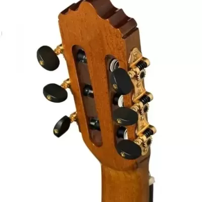 Cabeça de guitarra clássica em madeira clara com cravelhas pretas e metal dourado