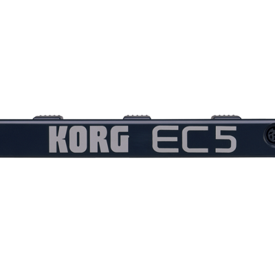 Pedal de efeitos para guitarra KORG EC5 preto sobre fundo branco