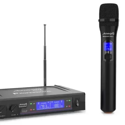 Conjunto de microfones sem fios com receptor digital preto e antenas