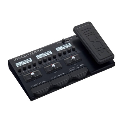 Pedaleira Zoom G3Xn preta com botões e pedal lateral