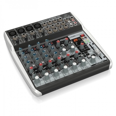 Mesa de mistura Behringer XENYX Q1202USB com 12 entradas e botões coloridos