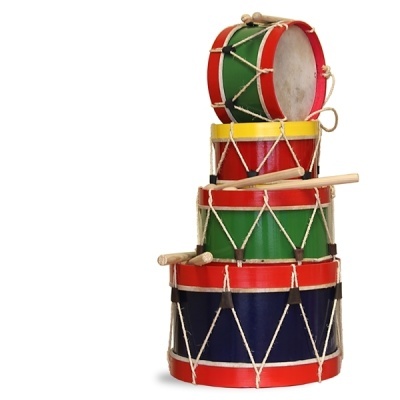 Conjunto de tambores coloridos empilhados com baquetas