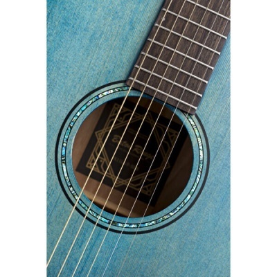 Guitarra acústica azul claro com roseta decorativa e cordas metálicas