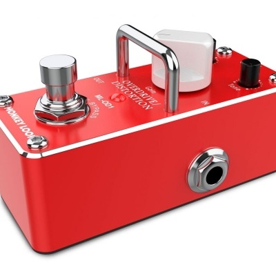 Pedal de efeito para guitarra vermelho com botões e entrada jack