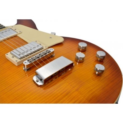 Guitarra elétrica sunburst com botões cromados e pickguard creme