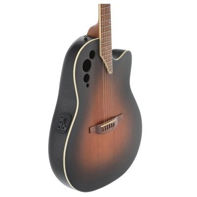 Guitarra acústica castanha e preta com orifícios ovais e controle na lateral