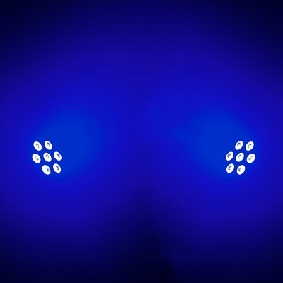 Teto azul com duas luminárias LED brancas embutidas com luzes acesas