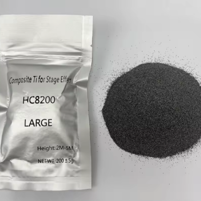 Pacote prateado com pó preto granulado ao lado sobre superfície branca