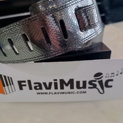 Correia prata para instrumento musical com padrão de pele de cobra junto a cartão FlaviMusic