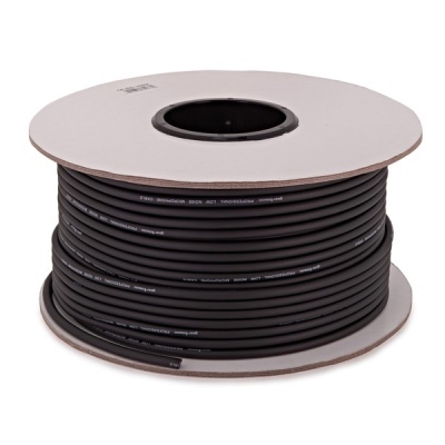 Rolo de cabo preto enrolado em carretel de cartão