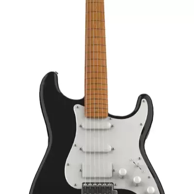 Guitarra elétrica preta com escudo branco em suporte