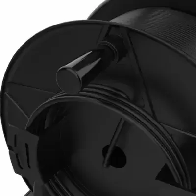 Rolo preto de plástico com fio preto enrolado