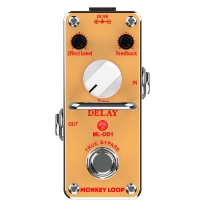 Pedal de efeitos para guitarra amarelo com botões pretos e branco, texto em vermelho e conexões laterais