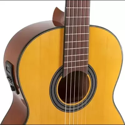 Guitarra acústica com corpo em madeira clara e laterais em madeira escura
