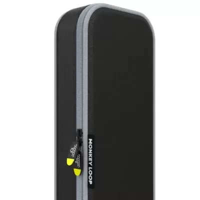 Estojo preto com fecho azul claro e etiqueta MONKEY LOOP