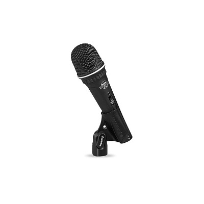 Microfone preto com suporte sobre fundo branco